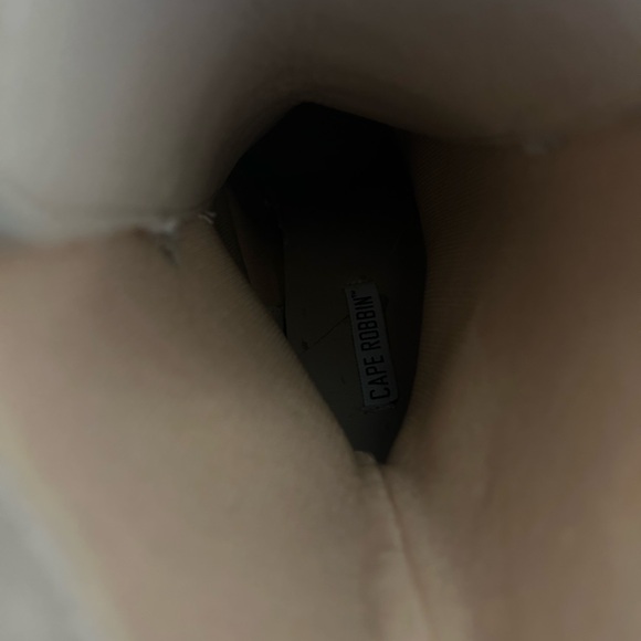 Cape Robbin Heels - Picture 6 of 6